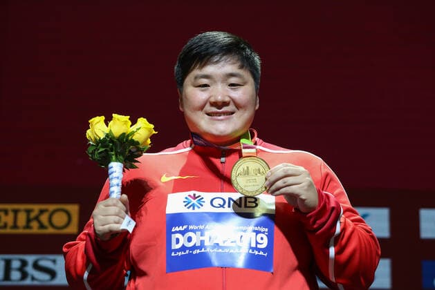 (191004) -- DOHA, Oct. 4, 2019 -- Gold medalist Gong Lijiao of China poses for photos during the medal ceremony of the women s shot put at the 2019 IAAF World Athletics Championships in Doha, Qatar, on Oct. 4, 2019. ) (SP)QATAR-DOHA-IAAF WORLD ATHLETICS CHAMPIONSHIPS-MEDAL CEREMONY WangxJingqiang 