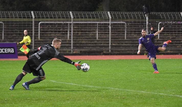 Soccer, Men, Season 2019 2020, NOFV Oberliga Nord 8 Matchday , Tennis Borussia Ludwigsfelder FC 9 0 , Fatlum Elezi TeBe , Tennis Borussia scores the goal to 1 0 against goalkeeper Lucas Lindner, 04 10 2019, Copyright: xMatthiasxKochx