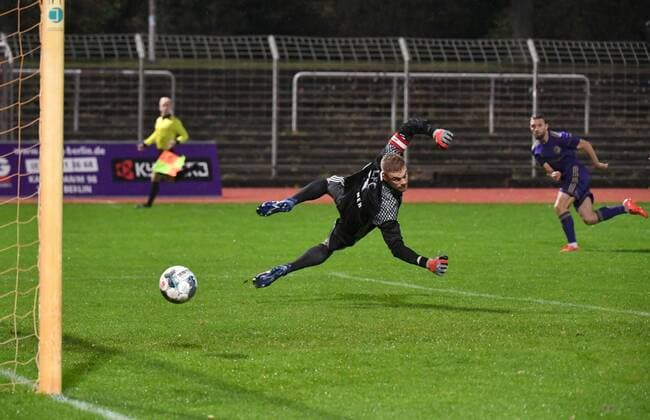 Soccer, Men, Season 2019 2020, NOFV Oberliga Nord 8 Matchday , Tennis Borussia Ludwigsfelder FC 9 0 , Fatlum Elezi TeBe , Tennis Borussia scores the goal to 1 0 against goalkeeper Lucas Lindner, 04 10 2019, Copyright: xMatthiasxKochx