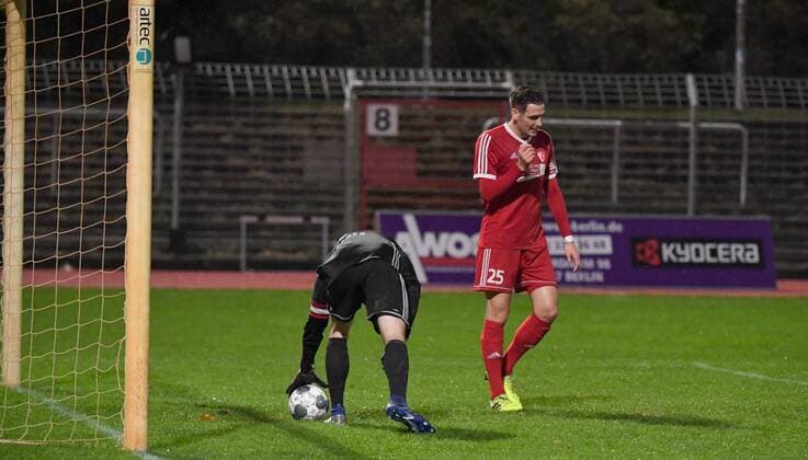 Soccer, Men, Season 2019 2020, NOFV Oberliga Nord 8 Matchday , Tennis Borussia Ludwigsfelder FC 9 0 , Goalkeeper Lucas Lindner Ludwigsfelder FC , Arron Eichhorn Ludwigsfelder FC after the goal against 0 4, 04 10 2019, Copyright: xMatthiasxKochx