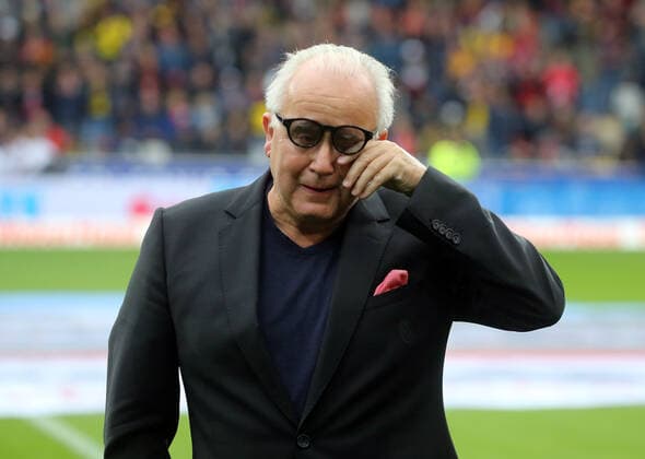 Bilder des Jahres 2019, Sport 10 Oktober Sport Themen der Woche KW40 SC Freiburg - Borussia Dortmund Deutschland, Freiburg, 05.10.2019, Fussball, Bundesliga, Saison 2019 2020, 7. Spieltag, SC Freiburg - Borussia Dortmund: Fritz Keller (Präsident SC Freiburg) wird zu seinem Wechsel zum DFB verabschiedet, DFL DFB REGULATIONS PROHIBIT ANY USE OF PHOTOGRAPHS AS IMAGE SEQUENCES AND OR QUASI-VIDEO. *** SC Freiburg Borussia Dortmund Germany, Freiburg, 05 10 2019, Soccer, Bundesliga, Season 2019 2020, 7 Matchday, SC Freiburg Borussia Dortmund Fritz Keller President SC Freiburg will be dismissed for his change to DFB, DFL DFB REGULATIONS PROHIBIT ANY USE OF PHOTOGRAPHS AS IMAGE SEQUENCES AND OR QUASI VIDEO