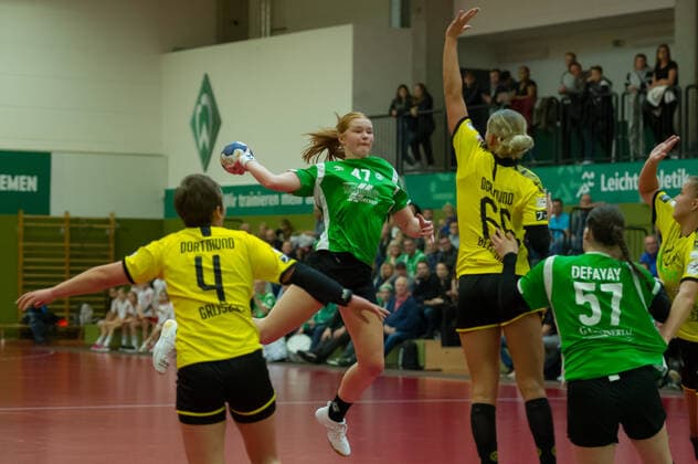 v li Pia Döpke SV Werder Bremen, 47 on throw, game scene, action, action, Dana Bleckmann Borussia Dortmund, BVB, 66 , 05 10 2019, Bremen Germany , Handball, DHB Cup Women, SV Werder Bremen Borussia Dortmund xobx