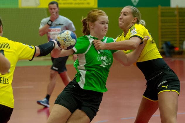 v li Pia Döpke SV Werder Bremen, 47 and Dana Bleckmann Borussia Dortmund, BVB, 66 in duel, duel, game scene, action, action, 05 10 2019, Bremen Germany , handball, DHB Cup women, SV Werder Bremen Borussia Dortmund xobx