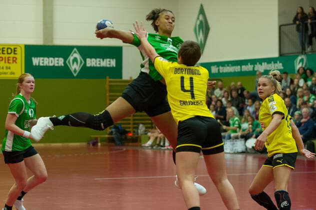 v li Naomi Conze SV Werder Bremen, 5 at the throw, game scene, action, action, Alina Grijseels Borussia Dortmund, BVB, 4 , 05 10 2019, Bremen Germany , Handball, DHB Cup Women, SV Werder Bremen Borussia Dortmund xobx