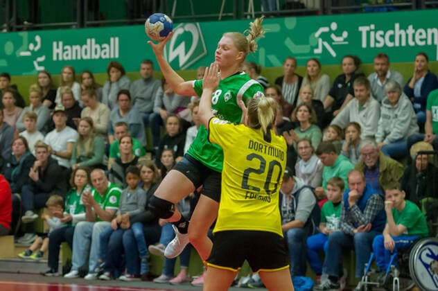 v li Denise Engelke SV Werder Bremen, 18 and Merel Freriks Borussia Dortmund, BVB, 20 in duel, duel, game scene, action, action, 05 10 2019, Bremen Germany , handball, DHB Cup women, SV Werder Bremen Borussia Dortmund xobx