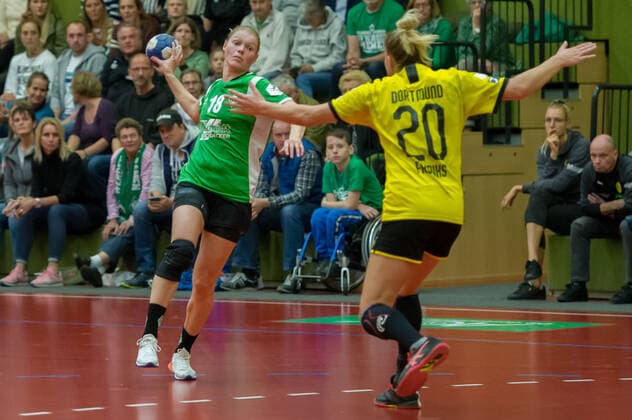 v li Denise Engelke SV Werder Bremen, 18 and Merel Freriks Borussia Dortmund, BVB, 20 in duel, duel, game scene, action, action, 05 10 2019, Bremen Germany , handball, DHB Cup women, SV Werder Bremen Borussia Dortmund xobx