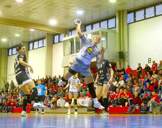 Goal thrown by Seline Ineichen Neckarsulm , left Simona Stojkovska Zwickau Handball Women DHB Cup 2019 20 BSV Sachsen Zwickau Neckarsulmer Sportunion am 5 10 2019 BSV Sachsen Zwickau Neckarsulmer Sportunion