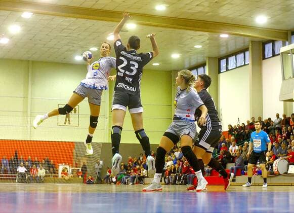 Goalscoring by Nele Reimer Neckarsulm further from left Simona Stojkovska Zwickau , Lynn Knippenborg Neckarsulm and Nadja Bolze Zwickau Handball Women DHB Cup 2019 20 BSV Sachsen Zwickau Neckarsulmer Sportunion am 5 10 2019 BSV Sachsen Zwickau Neckarsulmer Sportunion
