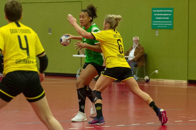 v li Naomi Conze SV Werder Bremen, 5 and Saskia Weisheitel Borussia Dortmund, BVB, 6 in duel, duel, game scene, action, action, 05 10 2019, Bremen Germany , handball, DHB Cup women, SV Werder Bremen Borussia Dortmund xobx