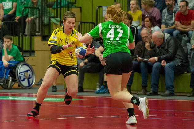 v li Alina Grijseels Borussia Dortmund, BVB, 4 and Pia Döpke SV Werder Bremen, 47 in duel, duel, game scene, action, action, 05 10 2019, Bremen Germany , handball, DHB Cup women, SV Werder Bremen Borussia Dortmund xobx