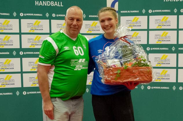 v left Dieter Fischer Fan, SV Werder Bremen and Marie Andresen Goalkeeper, Goalkeeper, SV Werder Bremen, 12 at the award of the Werder Player of the Match, 05 10 2019, Bremen Germany , Handball, DHB Cup Women, SV Werder Bremen Borussia Dortmund xobx