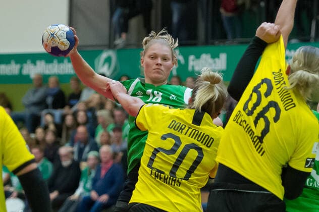 v li Denise Engelke SV Werder Bremen, 18 and Merel Freriks Borussia Dortmund, BVB, 20 in duel, duel, game scene, action, action, 05 10 2019, Bremen Germany , handball, DHB Cup women, SV Werder Bremen Borussia Dortmund xobx