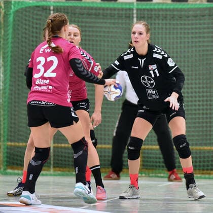Marieke Blase HSG Bad Wildungen Vipers on the ball , Annefleur Bruggeman Bayer 04 Leverkusen R ,GER, HSG Bad Wildungen Vipers Bayer 04 Leverkusen, DHB Cup, Handball, Women, 05 10 2019, GER, HSG Bad Wildungen Vipers Bayer 04 Leverkusen, Handball, DHB Cup Women, 05 10 2019 Bad Wildungen Copyright: xEIBNER RolandxSippelx EP_RSL