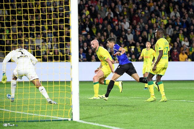 20 YOUCEF ATAL (NICE) - 04 NICOLAS PALLOIS (NAN) FOOTBALL : Nantes vs Nice - Ligue 1 Conforama - 05 10 2019 FEP Panoramic 
