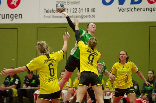 v li Lotta Heinrich SV Werder Bremen, 11 at the throw, game scene, action, action, Leonie Kockel Borussia Dortmund, BVB, 9 , 05 10 2019, Bremen Germany , Handball, DHB Cup Women, SV Werder Bremen Borussia Dortmund xobx