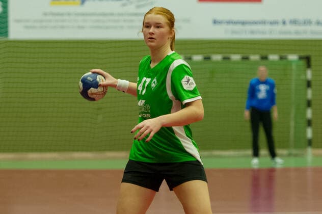 Pia Döpke SV Werder Bremen, 47 am Ball, game scene, action, action, portrait, close-up, single photo, single picture, 05 10 2019, Bremen Germany , handball, DHB cup women, SV Werder Bremen Borussia Dortmund xobx