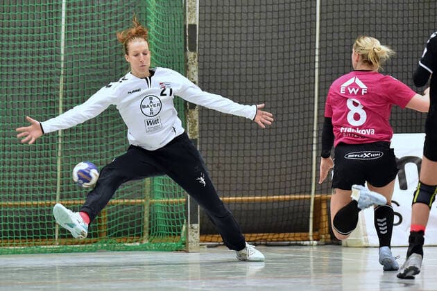 Parade of Nele Kurzke goal woman Bayer 04 Leverkusen behind the throw of Anna Frankova HSG Bad Wildungen Vipers,GER, HSG Bad Wildungen Vipers Bayer 04 Leverkusen, DHB Cup, Handball, Women, 05 10 2019, GER, HSG Bad Wildungen Vipers Bayer 04 Leverkusen, Handball, DHB Cup Women, 05 10 2019 Bad Wildungen Copyright: xEIBNER RolandxSippelx EP_RSL