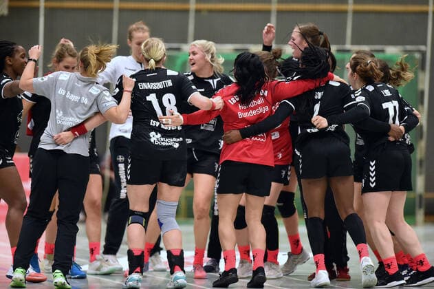 Jubilation, joy of the team after the victory Pia Adams Bayer 04 Leverkusen M , Elaine Rode R ,GER, HSG Bad Wildungen Vipers Bayer 04 Leverkusen, DHB Cup, Handball, Women, 05 10 2019, GER, HSG Bad Wildungen Vipers Bayer 04 Leverkusen, Handball, DHB Cup Women, 05 10 2019 Bad Wildungen Copyright: xEIBNER RolandxSippelx EP_RSL