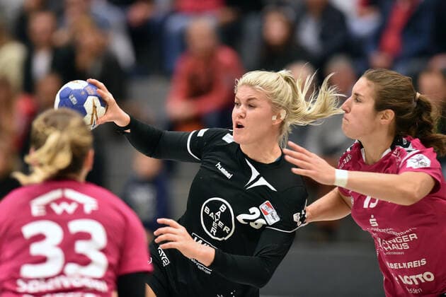 Pia Adams Bayer 04 Leverkusen on the ball, Maria Ines Da Silva Pereira HSG Bad Wildungen Vipers R, Anna Maria Spielvogel HSG Bad Wildungen Vipers NR 33, GER, HSG Bad Wildungen Vipers Bayer 04 Leverkusen, DHB Cup, Handball, Women, 05 10 2019, GER, HSG Bad Wildungen Vipers Bayer 04 Leverkusen, Handball, DHB Cup Women, 05 10 2019 Bad Wildungen Copyright: xEIBNER RolandxSippelx EP_RSL