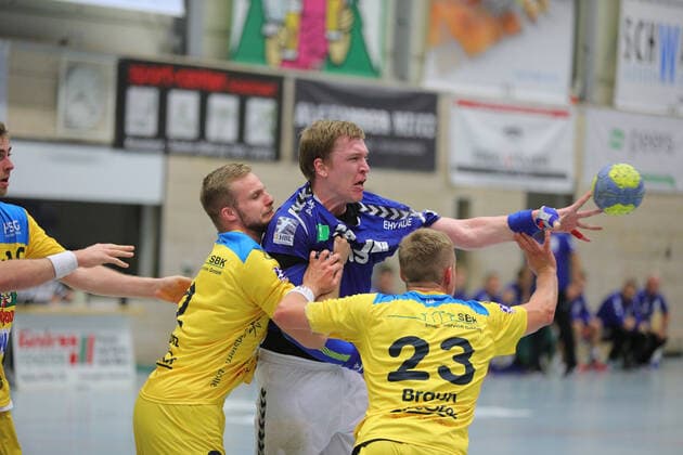 2 HBL, HSG Konstanz EHV Aue 30 27 Peter Slachta AUE on ball, left Michel Stotz and Joschua Braun KON HSG Konstanz EHV Aue, 05 10 2019 Konstanz Copyright: xEIBNER PeterxPisax EP_EER