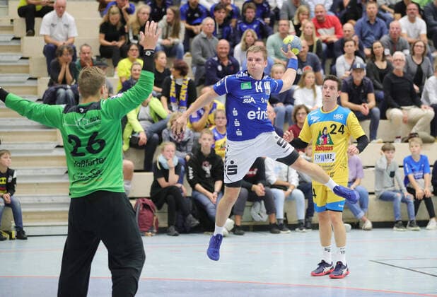 2 HBL, HSG Konstanz EHV Aue 30 27 Felix Roth AUE in litter, left KON goalkeeper Michael Ha ferter, right Tim Jud KON HSG Konstanz EHV Aue, 05 10 2019 Konstanz Copyright: xEIBNER PeterxPisax EP_EER