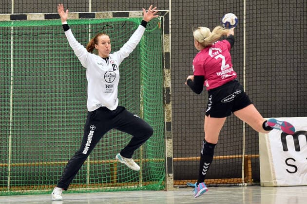 Annika Ingenpass HSG Bad Wildungen Vipers at WUrf Nele Kurzke Torfrau Bayer 04 Leverkusen L ,GER, HSG Bad Wildungen Vipers Bayer 04 Leverkusen, DHB Pokal, Handball, Women, 05 10 2019, GER, HSG Bad Wildungen Vipers Bayer 04 Leverkusen, Handball, DHB Pokal Women, 05 10 2019 Bad Wildungen Copyright: xEIBNER RolandxSippelx EP_RSL