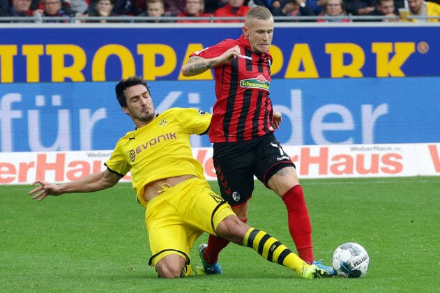 Freiburg , Fußball Bundesliga , SC Freiburg vs. BVB Borussia Dortmund , von links: Mats Hummels ( BVB ) Jonathan Schmid ( Freiburg ) DFL REGULATIONS PROHIBIT ANY USE OF PHOTOGR APHS AS IMAGE SEQUENCES AND OR QUASI-VIDEO. Gemäß den Vorgaben der DFL Deutsche Fußball Liga ist es untersagt, in dem Stadion und oder vom Spiel angefertigte Fotoaufnahmen in Form von Sequenzbildern und oder videoähnlichen Fotostrecken zu verwerten bzw. verwerten zu lassen. *** Freiburg , Fußball Bundesliga , SC Freiburg vs. BVB Borussia Dortmund , from left Mats Hummels BVB Jonathan Schmid Freiburg DFL REGULATIONS PROHIBIT ANY USE OF PHOTOGR APHS AS IMAGE SEQUENCES AND OR QUASI VIDEO In accordance with the requirements of the DFL Deutsche Fußball Liga, it is prohibited to exploit or have exploited photographs taken in the stadium and or during the match in the form of sequence pictures and or video-like photo galleries