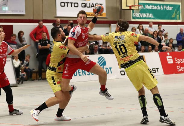 TuS Ferndorf HSG Krefeld, 05 10 2019 centre Lucas Schneider TuS Ferndorf blocked from left Josip Cutura and Damian Janus HSG Krefeld, Kreuztal Stählerwiese Germany