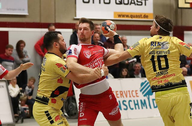 TuS Ferndorf HSG Krefeld, 05 10 2019 centre Lucas Schneider TuS Ferndorf blocked from left Josip Cutura and Damian Janus HSG Krefeld, Kreuztal Stählerwiese Germany