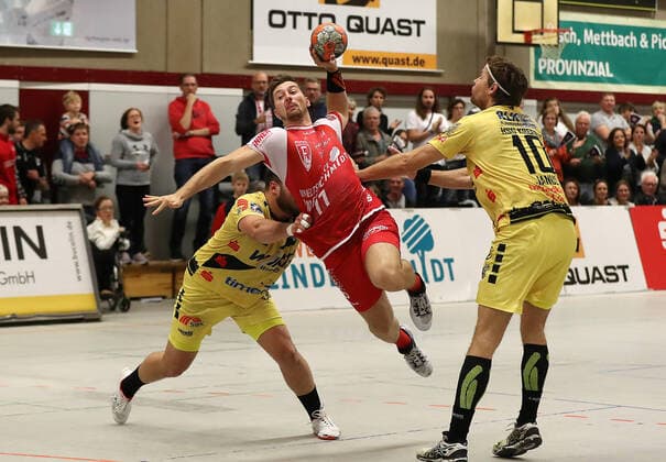 TuS Ferndorf HSG Krefeld, 05 10 2019 middle of picture Lucas Schneider TuS Ferndorf can prevail against left Josip Kutura and Damian Janus HSG Krefeld to 22 15, Kreuztal Stählerwiese Germany
