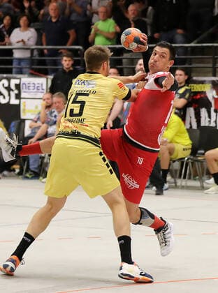 TuS Ferndorf HSG Krefeld, 05 10 2019 duel v lks Jonas Vonnahme HSG Krefeld , Marijan Basic TuS Ferndorf Kreuztal Stählerwiese Germany