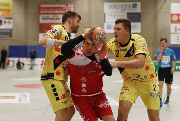 TuS Ferndorf HSG Krefeld, 05 10 2019 Duel v lks Jonas Vonnahme HSG Krefeld , Marijan Basic TuS Ferndorf , Henrik Schiffmann HSG Krefeld , Kreuztal Stählerwiese Germany