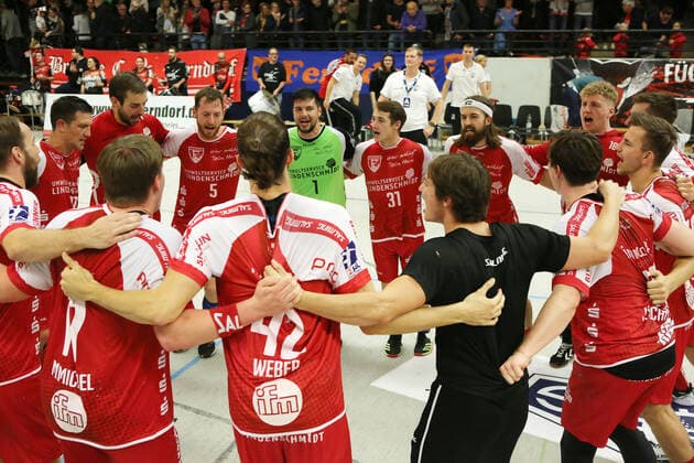 TuS Ferndorf HSG Krefeld, 05 10 2019 Jubeltanz of the Ferndorf team after home victory over HSG Krefeld, Kreuztal Stählerwiese Germany
