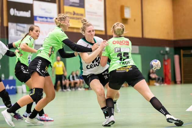 TSV Nord Harrislee vs VfL Oldenburg, Handball, DHB Cup 2 Round, Harrislee 06 10 19 Helena Mikkelsen No 24, VfL Oldenburg vs Lotta Janne Woch No 06, TSV Nord Harrislee and Ronja Antonia Run No 15, TSV Nord Harrislee Copyright: xBEAUTIFULxSPORTS MarioxM.xKobergx