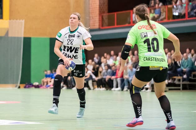 TSV Nord Harrislee vs VfL Oldenburg, Handball, DHB Cup 2 Round, Harrislee 06 10 19 Myrthe Schoenaker Nr 28, VfL Oldenburg vs Merle Carstensen Nr 10, TSV Nord Harrislee Copyright: xBEAUTIFULxSPORTS MarioxM.xKobergx