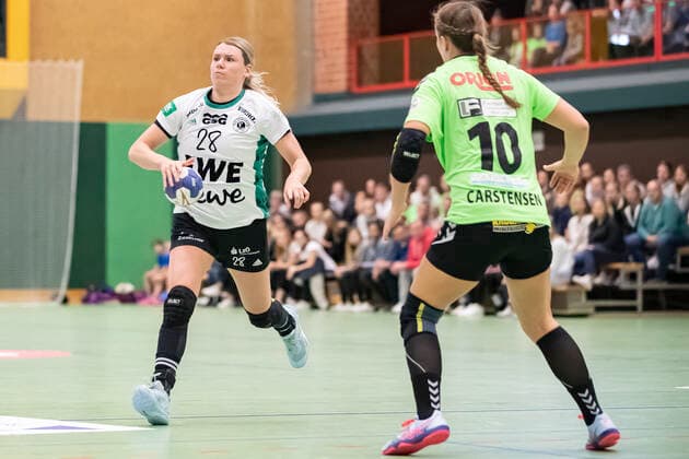 TSV Nord Harrislee vs VfL Oldenburg, Handball, DHB Cup 2 Round, Harrislee 06 10 19 Myrthe Schoenaker Nr 28, VfL Oldenburg vs Merle Carstensen Nr 10, TSV Nord Harrislee Copyright: xBEAUTIFULxSPORTS MarioxM.xKobergx
