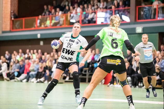 TSV Nord Harrislee vs VfL Oldenburg, Handball, DHB Cup 2 Round, Harrislee 06 10 19 Myrthe Schoenaker Nr 28, VfL Oldenburg vs Lotta Janne Woch Nr 06, TSV Nord Harrislee Copyright: xBEAUTIFULxSPORTS MarioxM.xKobergx