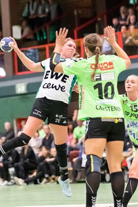 TSV Nord Harrislee vs VfL Oldenburg, Handball, DHB Cup 2 Round, Harrislee 06 10 19 Myrthe Schoenaker Nr 28, VfL Oldenburg vs Merle Carstensen Nr 10, TSV Nord Harrislee Copyright: xBEAUTIFULxSPORTS MarioxM.xKobergx