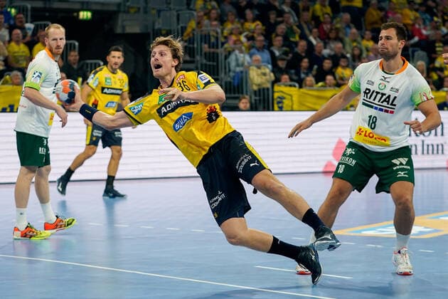 v li Stefan Kneer HSG, 4 , Jesper Nielsen RNL, 36 , Nils Torbrügge HSG, 18 , at the jump throw, throw, goal throw, action, game scene, 06 10 2019, Mannheim, handball, Bundesliga, Rhein Neckar Löwen HSG Wetzlar xozx