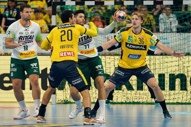 v li Nils Torbrügge HSG, 18 , Ilija Abutovic RNL, 20 , Stefan Cavor HSG, 77 , Jesper Nielsen RNL, 36 , duel, game scene, duel, duel, tackle, tackling, dynamics, action, action, 06 10 2019, Mannheim, handball, Bundesliga, Rhein Neckar Löwen HSG Wetzlar xozx