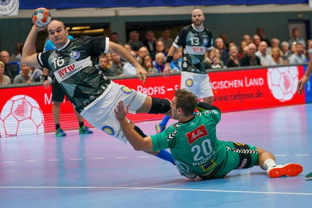 GER, 1 HBL men, Bergischer HC vs TSV GWD Minden 06 10 2019, Klingenhalle, Solingen, GER, 1 HBL men, Bergischer HC vs TSV GWD Minden, in picture shows Rafael Baena Gonzalez BHC 16 , in duel against MILJAN PUSICA Minden 20 , nordphotox xMeuter nph00351