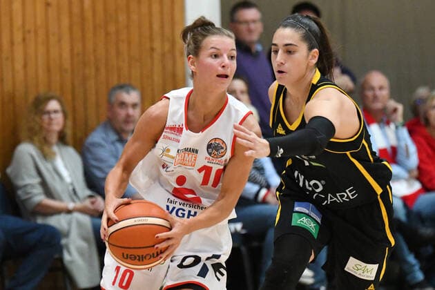 GER, DBBL, GiroLive Panthers Osnabrueck vs inexio Royals Saarlouis 06 10 2019, Panthers Dome, Osnabrück, GER, DBBL, GiroLive Panthers Osnabrueck vs inexio Royals Saarlouis in picture v left Jenny Strozyk GiroLive Panthers Osnabrück 10 and Andrea Andelova inexio Royals Saarlouis 4 nordphotox xPaetzel nph00403