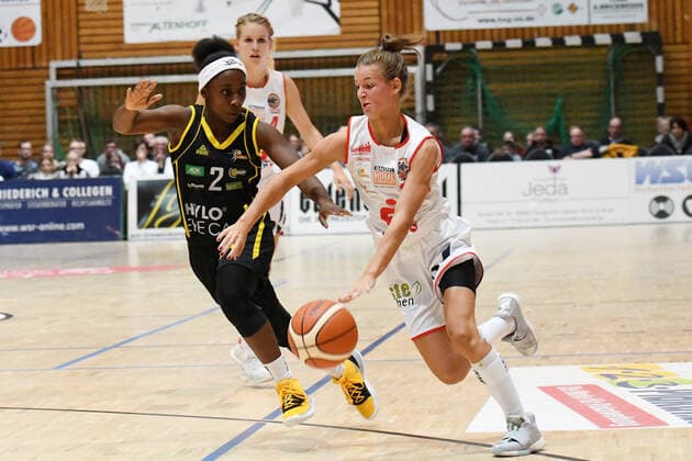 GER, DBBL, GiroLive Panthers Osnabrueck vs inexio Royals Saarlouis 06 10 2019, Panthers Dome, Osnabrück, GER, DBBL, GiroLive Panthers Osnabrueck vs inexio Royals Saarlouis in picture Seraphina Asuamah Kofoh inexio Royals Saarlouis 2 Jenny Strozyk GiroLive Panthers Osnabrück 10 nordphotox xPaetzel nph00403