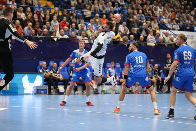 Domagoj Duvnjak THW Kiel 4 past Jonathan Carlsbogard TBV Lemgo Lippe 9 behind and Fabian van Olphen TBV Lemgo Lippe 10 right GER, Handball, 1 Bundesliga, TBV Lemgo Lippe against THW Kiel, 06 10 2019 Lemgo Copyright: xEIBNER JanxStrohdiekx EP_JSK