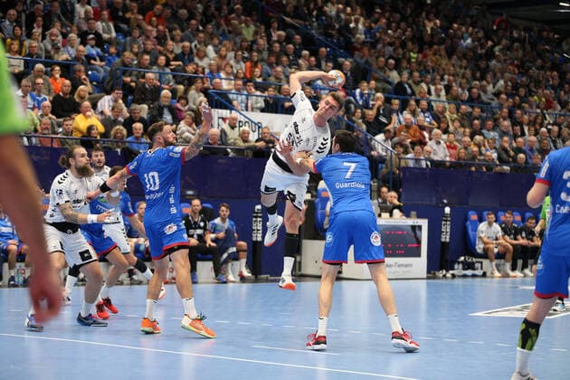 Nikola Bilyk THW Kiel 53 against Fabian van Olphen TBV Lemgo Lippe 10 left and Isaias Guardiola TBV Lemgo Lippe 7 right GER, Handball, 1 Bundesliga, TBV Lemgo Lippe against THW Kiel, 06 10 2019 Lemgo Copyright: xEIBNER JanxStrohdiekx EP_JSK