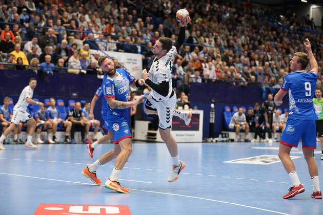 Hendrik Pekeler THW Kiel 61 against Fabian van Olphen TBV Lemgo Lippe 10 left GER, Handball, 1 Bundesliga, TBV Lemgo Lippe against THW Kiel, 06 10 2019 Lemgo Copyright: xEIBNER JanxStrohdiekx EP_JSK