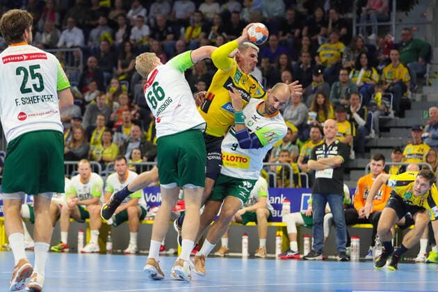 Handball Bundesliga Rhein Neckar Loewen vs HSG Wetzlar Mannheim, Germany 06 October 2019 8 Matchday of the Liqui Moly Handball Bundesliga v v l in the total Anton Lindskog Wetzlar , Andy Schmid Loewen and Joao Ferraz Wetzlar