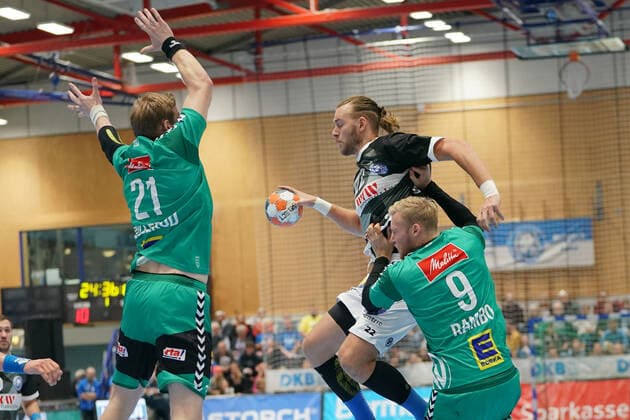 GER, 1 HBL men, Bergischer HC vs TSV GWD Minden 06 10 2019, Klingenhalle, Solingen, GER, 1 HBL men, Bergischer HC vs TSV GWD Minden, in picture shows Fabian Gutbrod BHC 22 , is captured by CHRISTOFFER RAMBO Minden 9 , and MAGNUS GULLERUD Minden 21 , captured nordphotox xMeuter nph00351