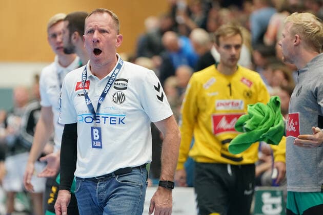 GER, 1 HBL men, Bergischer HC vs TSV GWD Minden 06 10 2019, Klingenhalle, Solingen, GER, 1 HBL men, Bergischer HC vs TSV GWD Minden, in picture shows Frank Carstens head coach Headcoach Minden, is upset about a referees decision nordphotox xMeuter nph00351