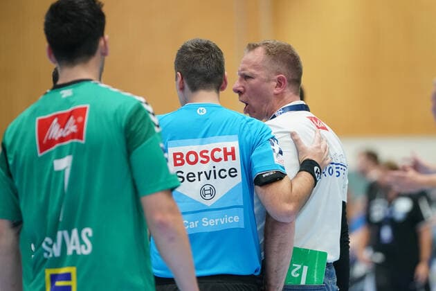 GER, 1 HBL men, Bergischer HC vs TSV GWD Minden 06 10 2019, Klingenhalle, Solingen, GER, 1 HBL men, Bergischer HC vs TSV GWD Minden, in picture shows Frank Carstens head coach Headcoach Minden, is upset about a referees decision nordphotox xMeuter nph00351